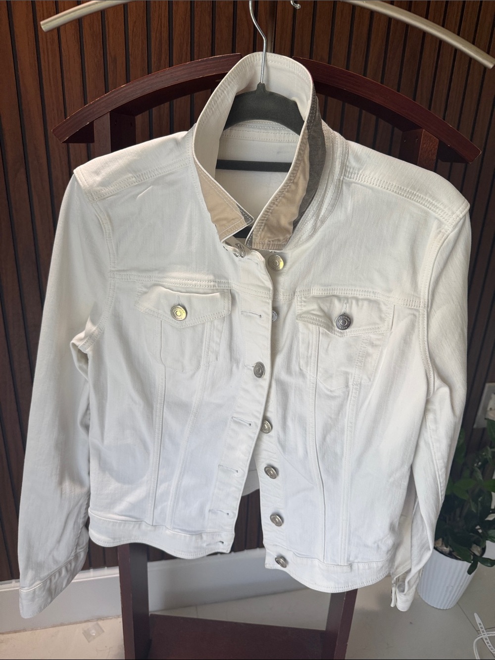 Burberry White Stretch Denim Jacket with Beige Collar | Size 42
